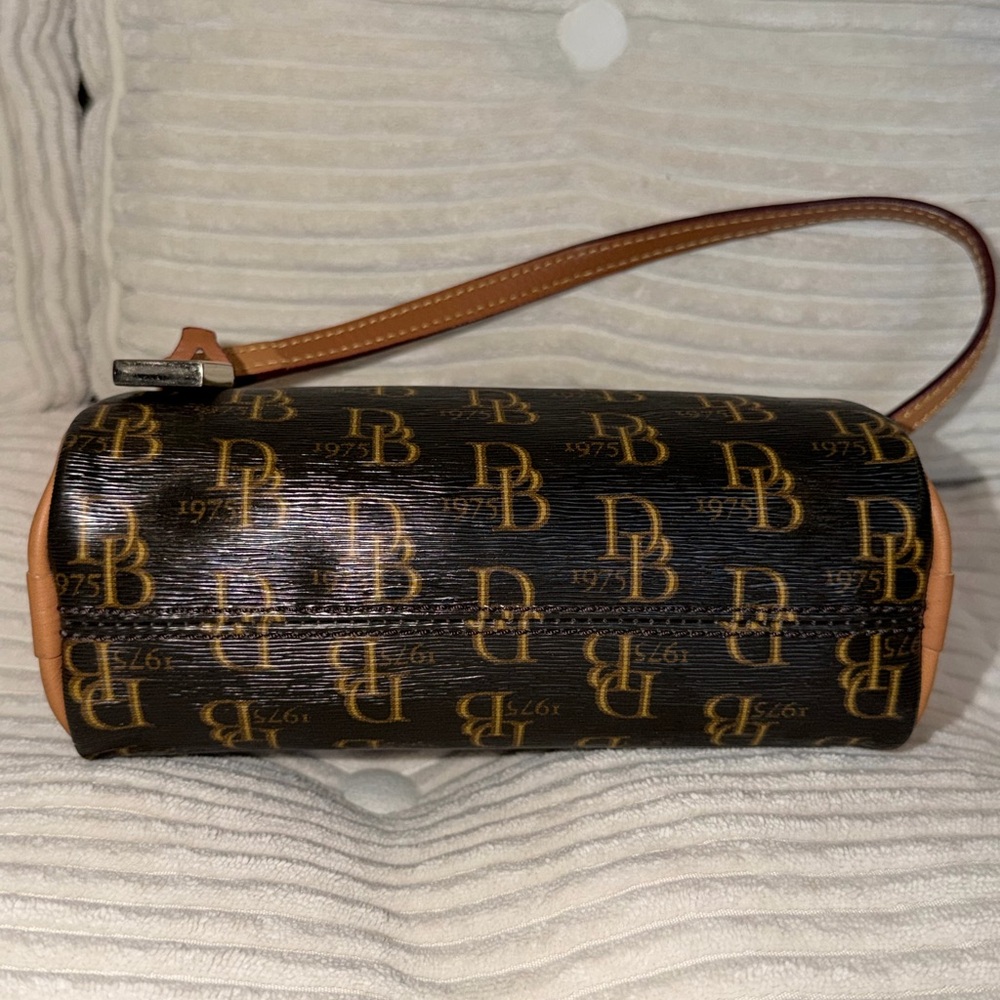 Like New Small Dooney & Bourke Black and Tan Logo Shoulder Bag - Picture 3 of 8
